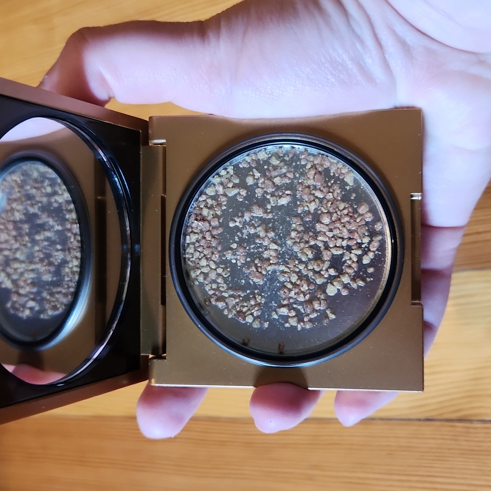 Brand New LE Huda Beauty Highlighter!
